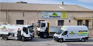 camions devant d&#233;p&#244;t de Souvignargues