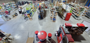 Photo en vue du dessus des rayons du magasin de Souvignagues